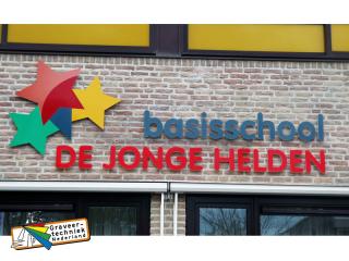 Kunststof letters voor een school, uitvoering in 8mm dik kunststof met daarop folie in kleur.